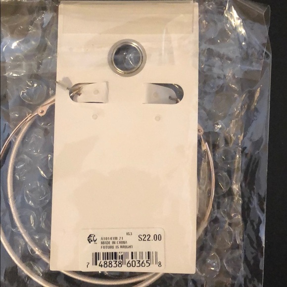 Cream  hoop guess earrings - Picture 2 of 2